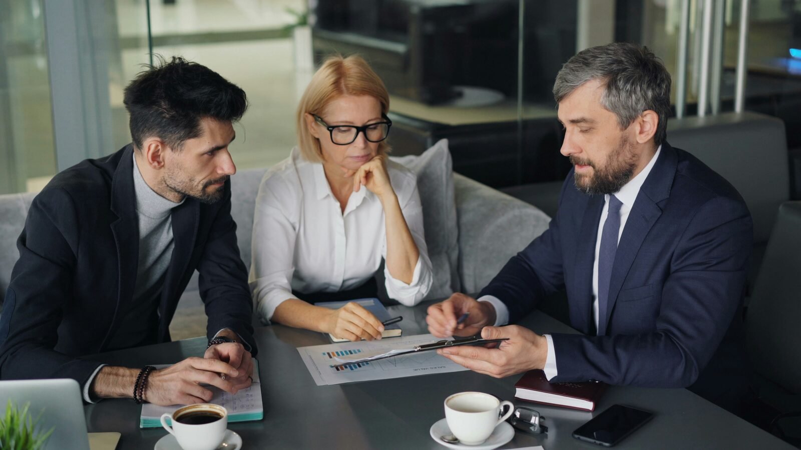 Conseiller expliquant un document à un client