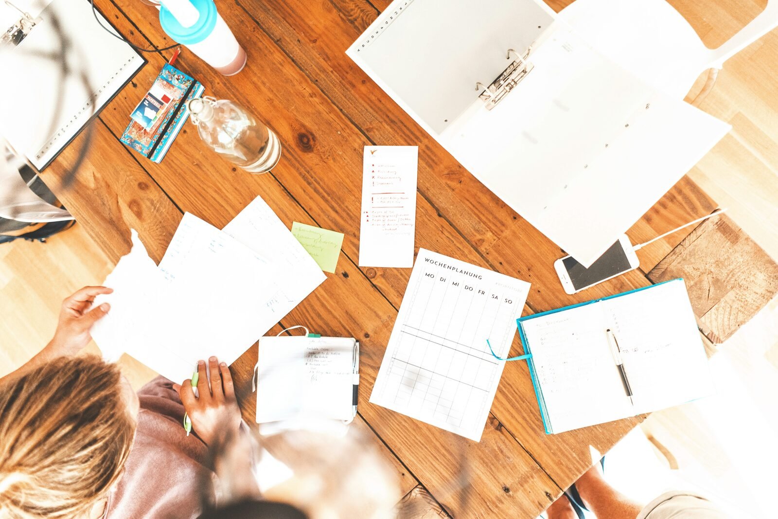 Personne détendue avec ses documents